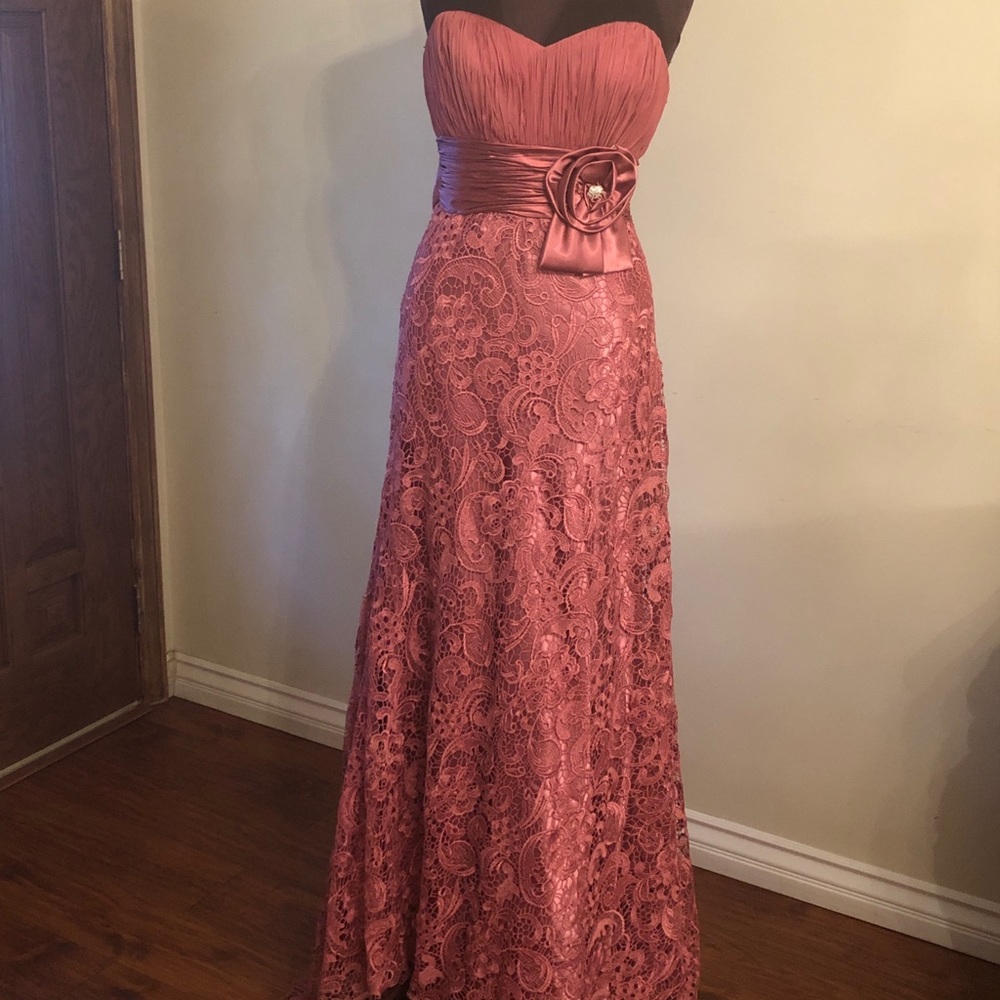 Pink laced gown - Picture 2 of 6
